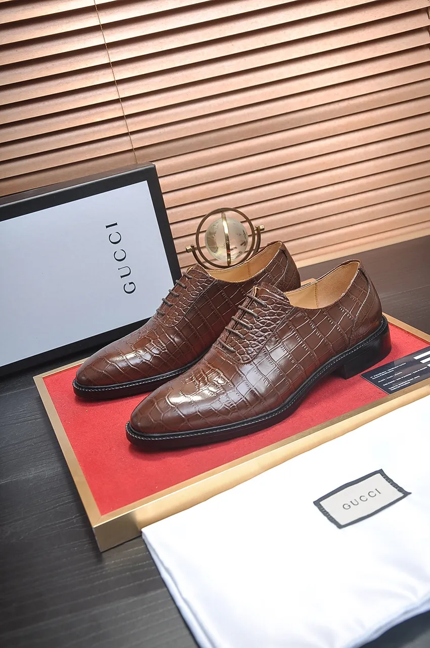 Men's shoes💰540💶Italy's top luxury men's shoe giant (GUCCI) (Gucci) (full cowhide lining) new arrival🍃Original European style🔰 Pleasant to the eye😍In order to make the shoes more durable and non-deformable🌀The production continues to follow traditional methods but there is still no lack of innovation💪Choose original sheepskin for the leather♻️ Smooth and natural And extra bright ⭐Made of imported cowhide, the first choice of rich people 38-45 (45 customized)